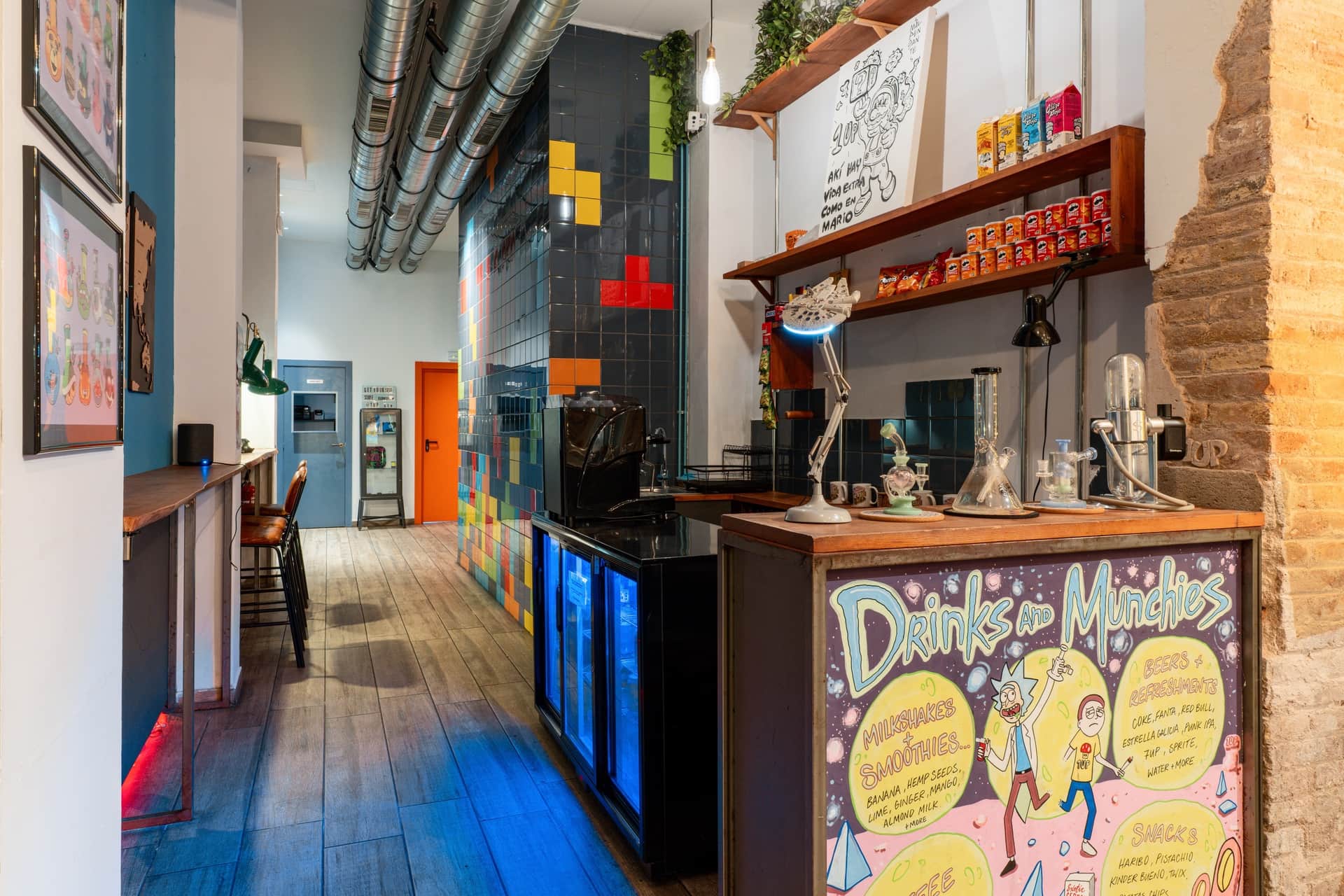 Bancone bar e interno vivace del social cannabis club 1UP Barcellona