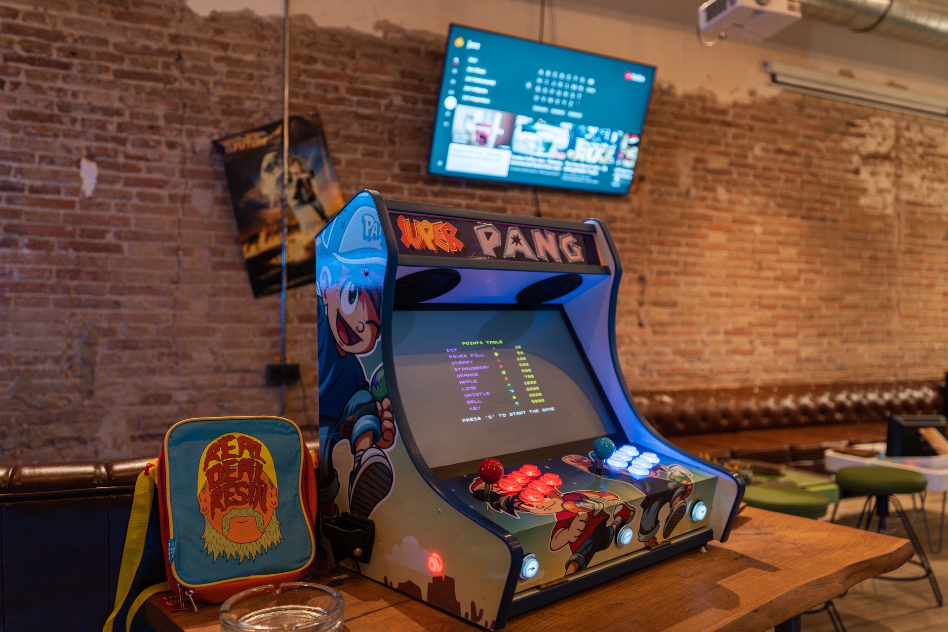 Slot machine retro nel weed cafe 1UP Barcellona