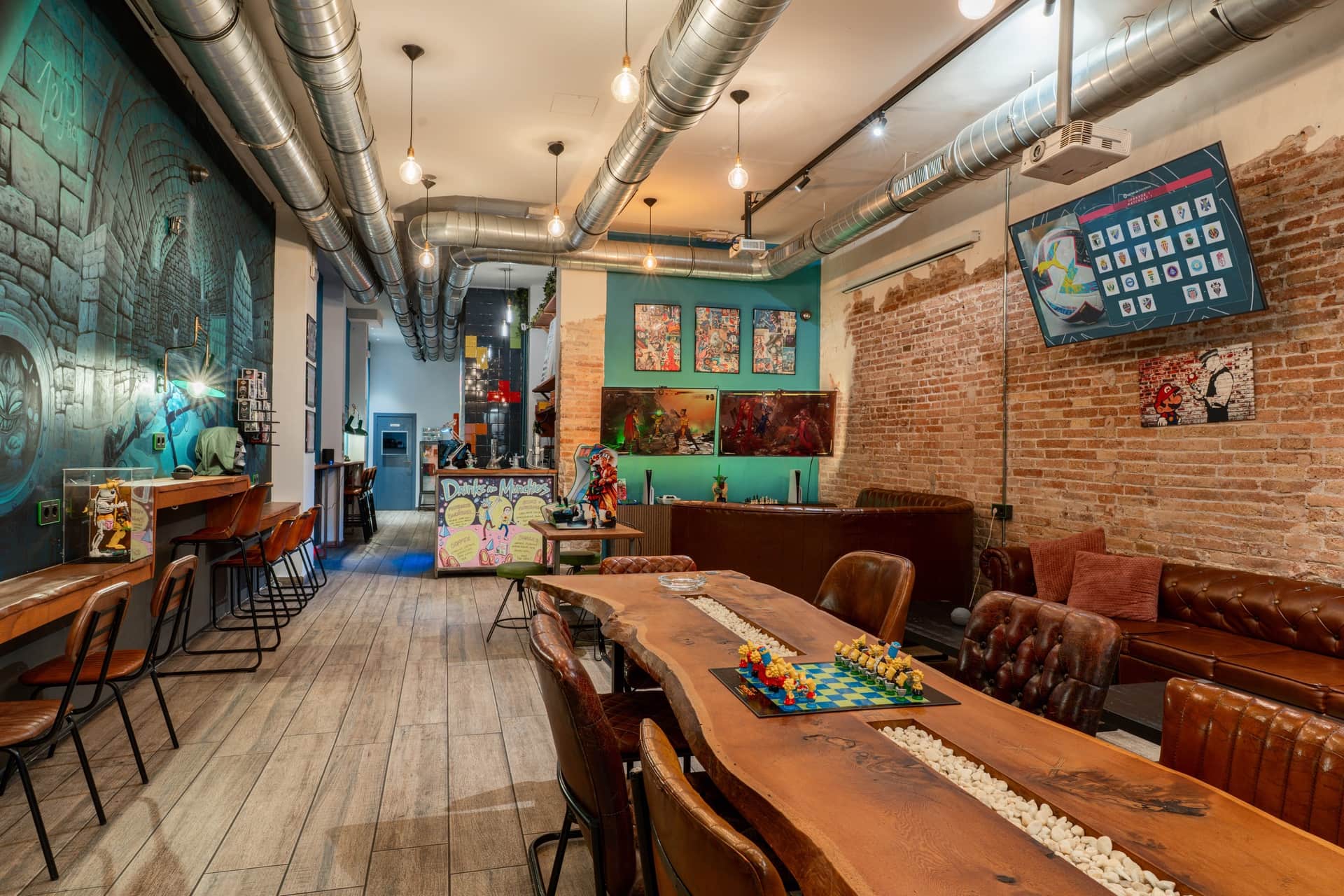 Parete artistica e zona giochi da tavolo nel cannabis club 1UP a Barcellona