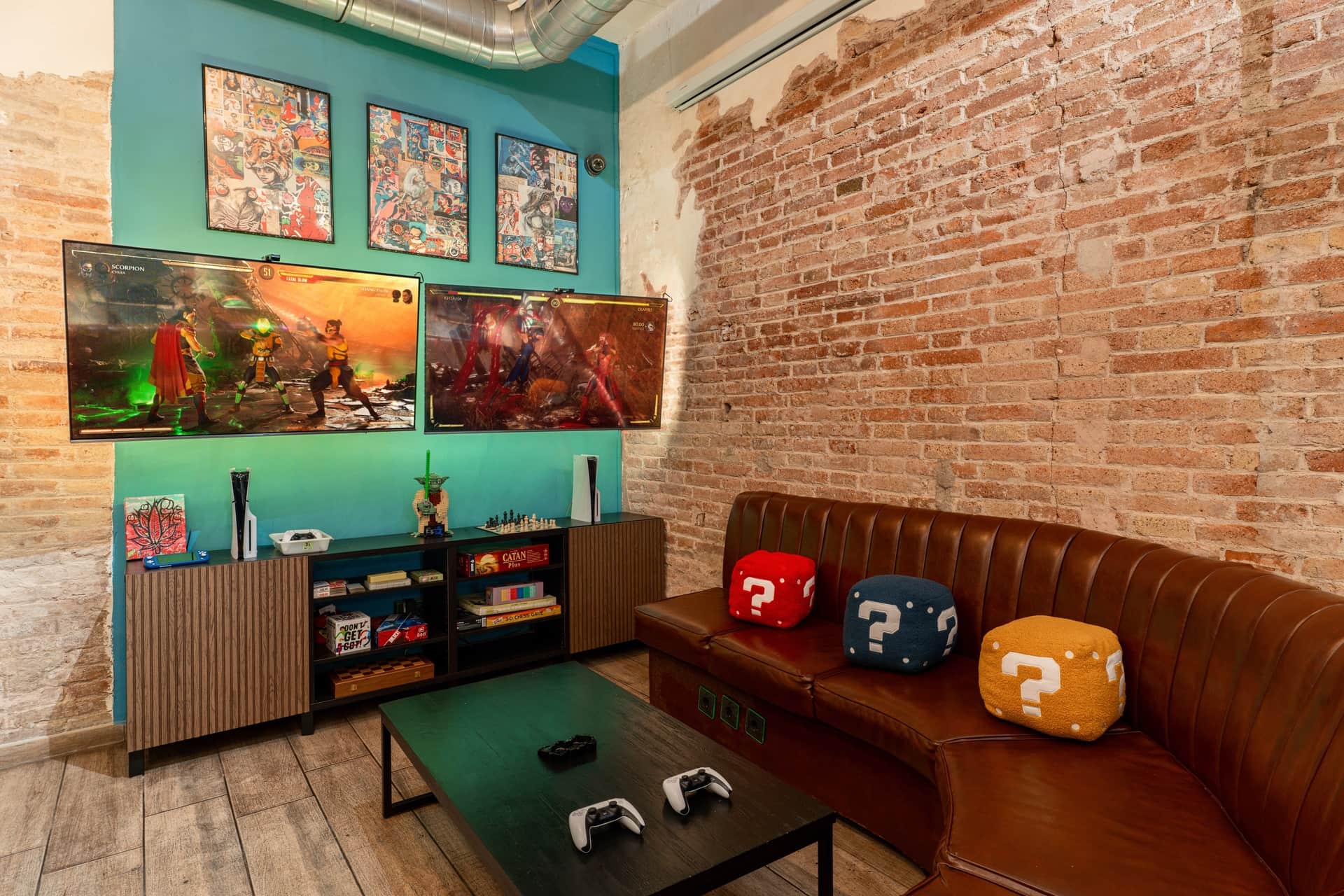 Area gaming con console nel weed club 1UP Barcellona