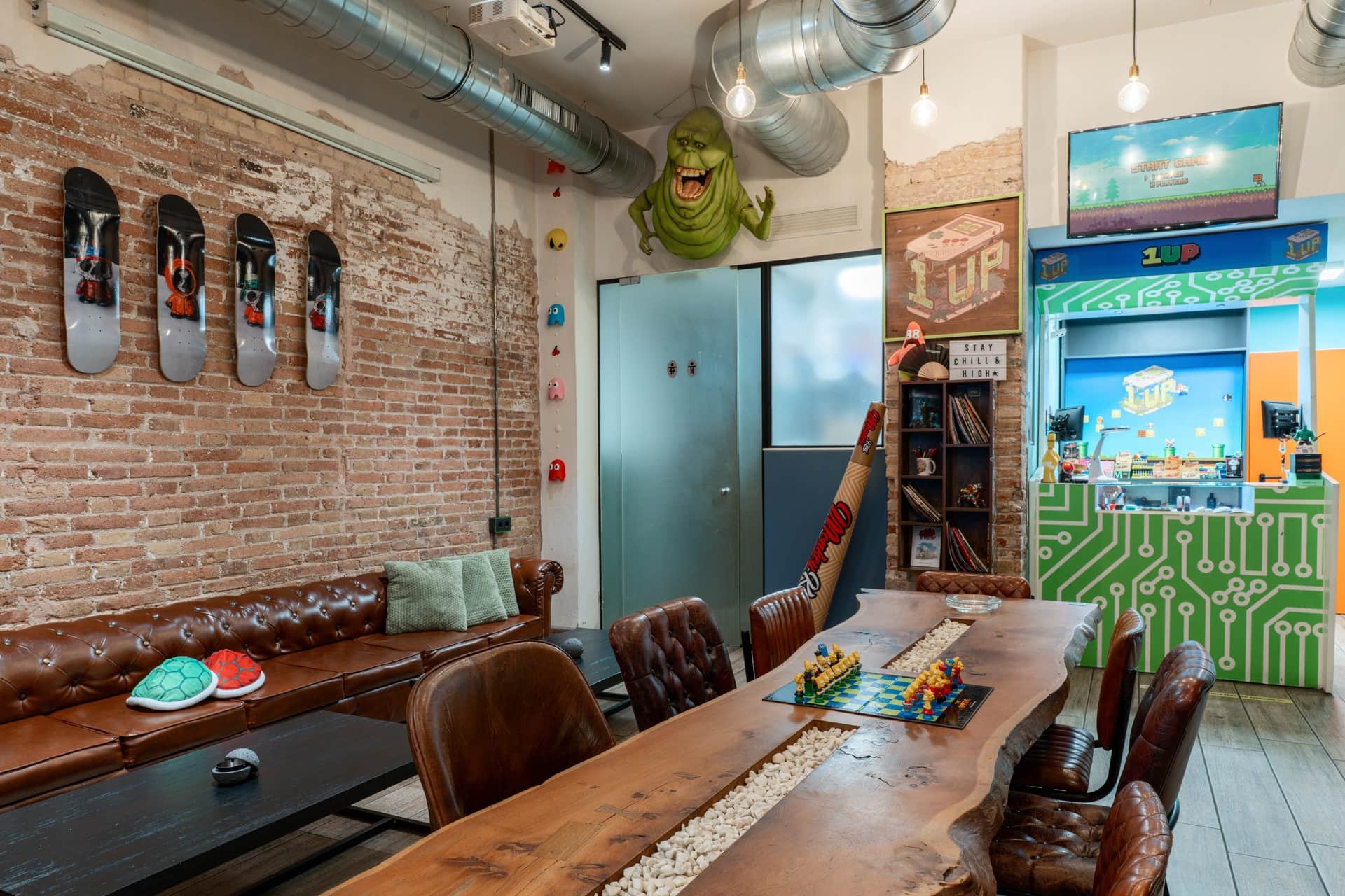 Lounge retrò con tavolo in legno presso il cannabis social club 1UP Barcellona